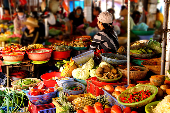 what to do in hoi an local market